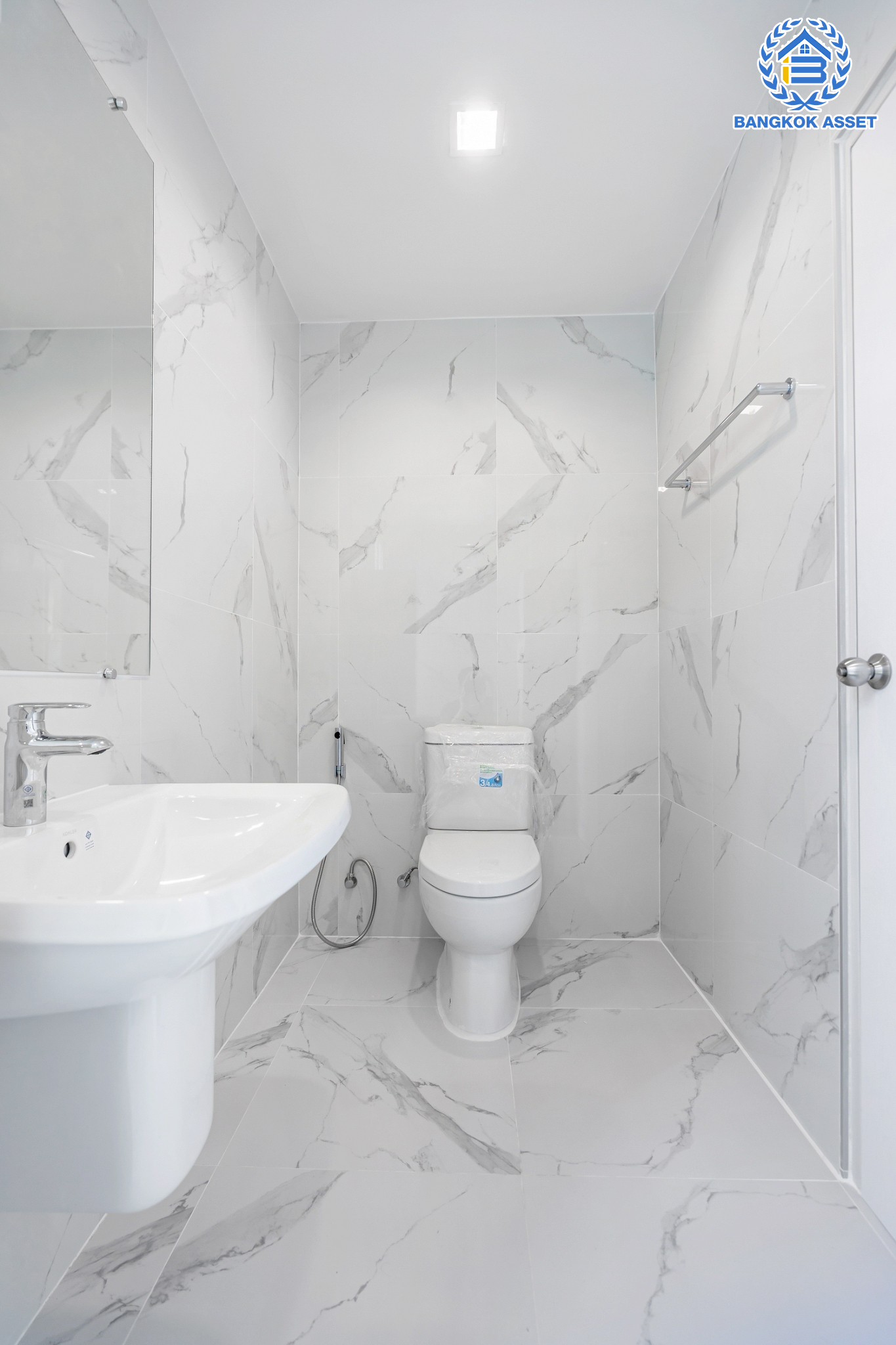 บ้านมือสองตกแต่งใหม่ ม.เศรณี คาซ่า ดอนเมือง บ้านเดี่ยว หลังมุม เนื้อที่ 56.2 ตร.ว. ฟังก์ชันจัดเต็ม 5 ห้องนอน 5 ห้องน้ำ 1 ห้องอเนกประสงค์ จอดรถได้ 2 คัน พร้อมมีพื้นที่สีเขียวที่ให้คุณจัดมุมพักผ่อนเล็กๆ ได้ชิลๆ ราคาคุ้มสุดในย่านนี้! ใกล้สนามบินดอนเมือง, ทางด่วน "ศรีสมาน" และรถไฟฟ้าสายสีแดง "สถานีดอนเมือง"